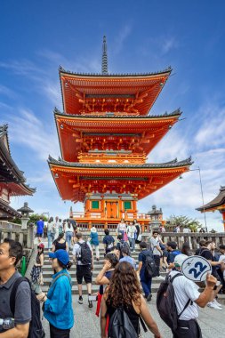 Japonya 'nın Kyoto kentindeki Kiyomizu-dera Tapınağı' nda 27 Eylül 2024 tarihinde üç katlı Pagoda.