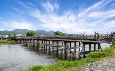 Ünlü Togetsukyo ahşap köprüsü Arashima, Kyoto, Japonya 'da Katsura nehri üzerinde 28 Eylül 2024 tarihinde