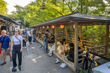 Japonya 'nın Kyoto kentindeki Kiyomizu-dera Tapınağı' ndaki Japon açık hava restoranında 27 Eylül 2024 'te restoranlar birbirine çarpıştı.