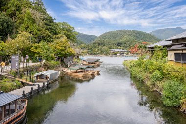 28 Eylül 2024 'te Japonya' nın Kyoto kenti yakınlarındaki Arashiyama Parkı 'ndan Katsura Nehri boyunca güzel bir manzara.