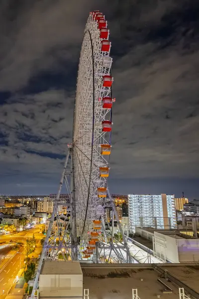 Tempozan Dönme Dolabı, 27 Eylül 2024 'te Osaka Limanı, Japonya' da gece aydınlat.