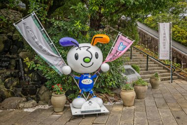3 Ekim 2024 'te Japonya' nın Nagasaki kentindeki Glover Gardens 'a ziyaretçileri karşılayan renkli bir maskot.
