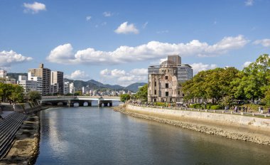 Atom Bombası Kubbesi - Hiroşima Barış Anıtı - 29 Eylül 2024 'te Japonya' nın Hiroşima kentindeki Motoyashu Köprüsü 'nden