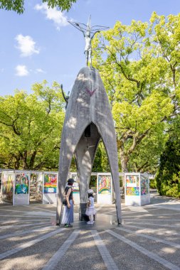 29 Eylül 2024 'te Japonya' nın Hiroşima kentinde atom bombasında ölen çocuklar için Çocuk Barış Anıtı 'nın kapanışı