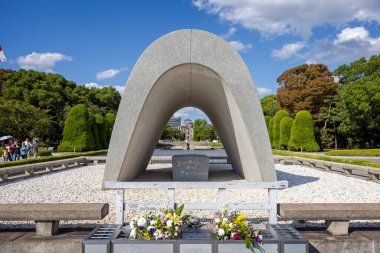 Hiroshima Kurban Anıtı 'ndan 29 Eylül 2024' te Japonya 'nın Hiroşima kentindeki Atom Bombası Kubbesi' ne bakıyorum.