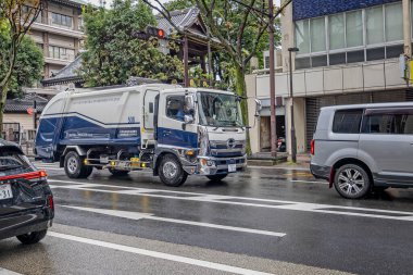 Fukuoka şehri atık toplama aracı 2 Ekim 2024 'te Japonya' nın Fukuoka şehrinde yeni bir yol üzerinde pırıl pırıl parlıyor.