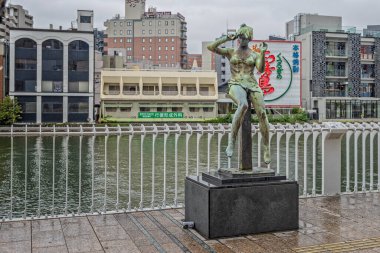 2 Ekim 2024 'te Japonya' nın Fukuoka kentinde, Naka Nehri 'nin yanındaki genç Japon kızın bronz heykeli.