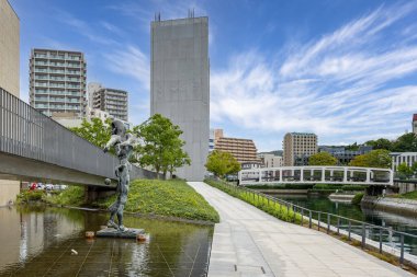 2 Ekim 2024 'te Japonya' daki Nagasaki İlçe Sanat Müzesi önünde bir erkek figürünün modern heykeli