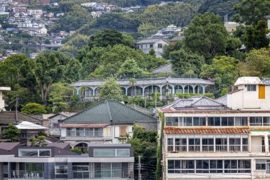 2 Ekim 2024 'te Japonya' nın Nagasaki Limanı 'ndan Glover Gardens manzarası