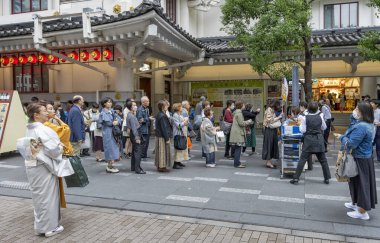 Japonya 'nın Tokyo kentinde oynanan geleneksel Kabuki oyunları için Kabukiza Tiyatrosu önünde 10 Ekim 2024 tarihinde Japon bilet kuyruğu