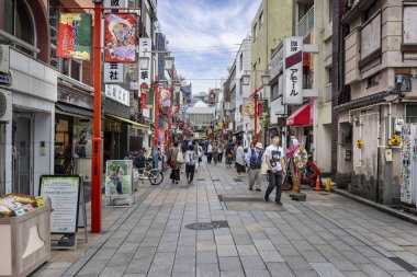 Tokyo, Japonya 'daki Senso-Ji Tapınağı yakınlarında 6 Ekim 2024' te turistlerle dolu bir sokak.