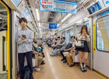 Japon yolcular 6 Ekim 2024 'te Tokyo, Japonya' da yoğun bir banliyö treninde.