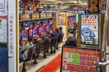 Pachinko Atari Salonu 'ndaki Pachinko makinelerinde kumar oynayan adamlar 9 Ekim 2024' te Tokyo, Japonya 'da