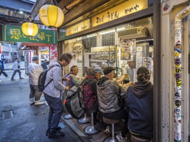 Japonya 'nın Tokyo kentindeki ünlü Omoide Yokocho bölgesinin dar sokaklarındaki Japon lokantalarını 9 Ekim 2024' te kapatın.
