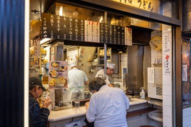 Japonya 'nın Tokyo kentindeki ünlü Omoide Yokocho bölgesinin dar sokaklarındaki Japon lokantalarını 9 Ekim 2024' te kapatın.