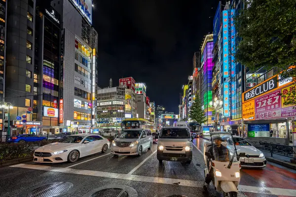 Tokyo, Japonya 'nın Kabuchiko ilçesinde, 9 Ekim 2024' te gece yoğun caddelerde trafik vardı.