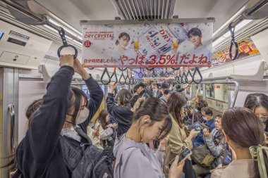 Tokyo, Japonya 'da 9 Ekim 2024' te içi Japon yolcularla dolu bir tren.