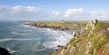 Pederian Sahili ve İngiltere 'nin Cornwall kentindeki dramatik uçurumların olduğu güney batı kıyı yolu manzarası