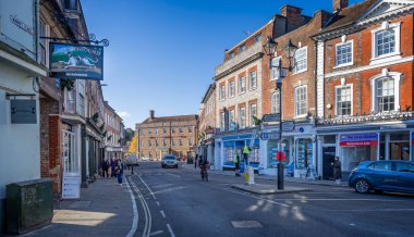 13 Kasım 2024 tarihinde Balndford, Dorset, İngiltere 'deki Crown Hotel ve Greyhound Pub