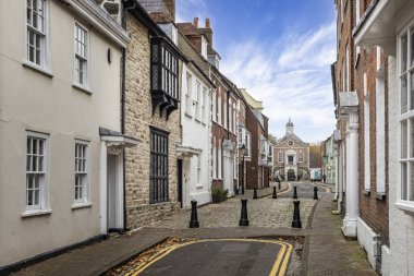 14 Kasım 2024 'te İngiltere' nin Dorset kentindeki Poole şehrindeki zarif Gürcü konakları ve Market Caddesi 'ndeki Guildhall, Poole.