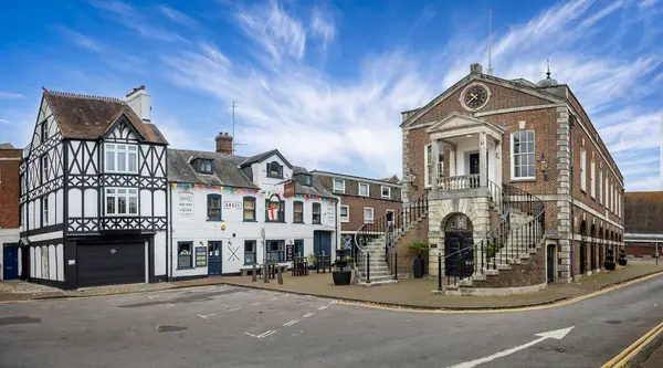 Poole Guildhall and The Angel Pub in Market Street, Poole, Dorset, İngiltere 14 Kasım 2024