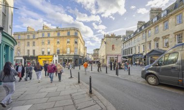 22 Kasım 2024 'te Bath, İngiltere' deki Old Bond Caddesi, Milsom Caddesi ve Burton Caddesi kavşağı.