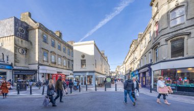 22 Kasım 2024 'te Bath, Somerset, İngiltere' deki Old Bond Caddesi ve Burton Caddesi 'ne doğru bakan manzara