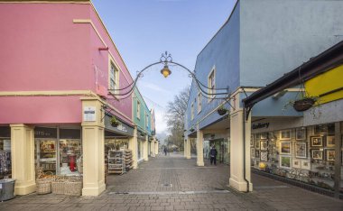 Market Place, Frome, Somerset, İngiltere 'de 28 Kasım 2024' te şehir merkezindeki alışveriş merkezinden Noel ışıklarıyla süslendi.