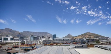 Güney Afrika Cape Town 'daki Cape Town Uluslararası Liman Terminalinden 8 Aralık 2024' te Masa Dağı 'nın panoramik görüntüsü