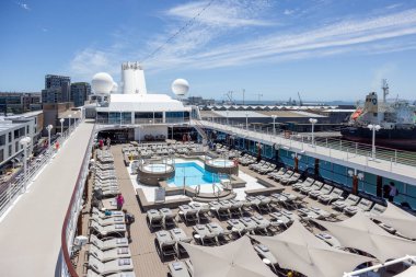 8 Aralık 2024 'te Güney Afrika' nın Cape Town kentine yanaşan Azamara Araştırma Gemisi 'nin balkonundan görülen havuz manzarası