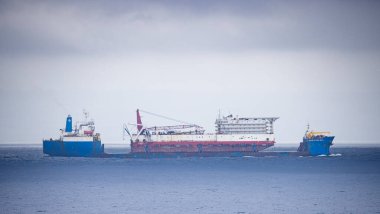 Boru döşeme gemisi DLB Kenenna 11 Aralık 2024 tarihinde Güney Afrika açıklarındaki Hint Okyanusu 'ndaki İcat Yolu' na naklediliyor.