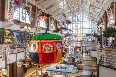 5 Aralık 2024 'te Güney Afrika' nın Cape Town kentindeki V & A Rıhtımı 'ndaki Victoria Wharf alışveriş merkezinde büyük renkli Noel süslemesi