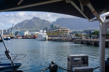 5 Aralık 2024 tarihinde Güney Afrika 'nın Cape Town kentindeki V & A Rıhtımı' ndan Masa Dağı ve Cape Town limanının çerçeveli görüntüsü