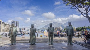 Nobel Barış Ödülü sahibi dört kişinin bronz heykelleri, Nelson Mandela, FW de Klerk, Desmond Tutu ve Alfred Luthuli, 5 Aralık 2024 tarihinde Güney Afrika 'nın Cape Town kentindeki V & A Rıhtımı' nda, Tablo Dağı 'nın önünde,