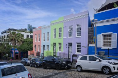 Cape Town, Güney Afrika 'nın Bo-Kaamp bölgesinde 5 Aralık 2024 tarihinde renkli evler