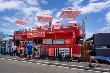 Londra otobüsü 18 Aralık 2024 'te Güney Afrika' nın Mossel Körfezi sahilinde balık ve patates kızartması restoranına dönüştü.