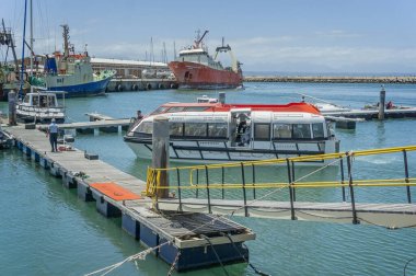18 Aralık 2024 'te Güney Afrika' daki Mossel Körfezi 'nden yolcu almak için Mossel Körfezi' ne yanaşan Azamara Seferi ihalesi