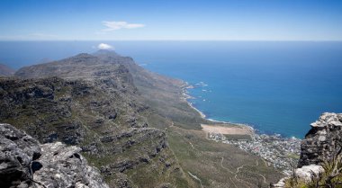 19 Aralık 2024 'te Cape Town, Güney Afrika' daki Kamp Koyu 'nun tepesinden Ümit Burnu' na doğru manzara.