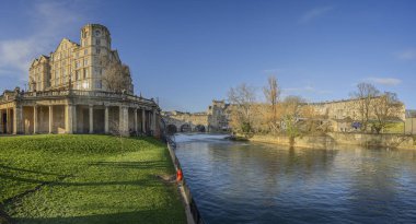 Pulteney Köprüsü, Weir ve 11 Ocak 2025 'te İngiltere' nin Bath kentindeki Parade Gardens 'tan Empire Hotel.