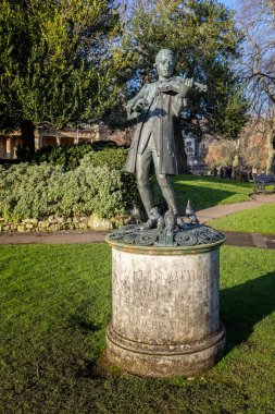 11 Ocak 2025 'te İngiltere' nin Parade Gardens, Bath kentinde keman çalan genç Mozart heykeli.