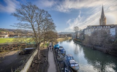 Bath, Somerset, İngiltere 'deki Avon nehri boyunca Claverton' a doğru sonbahar manzarası 11 Ocak 2025 'te çekildi.