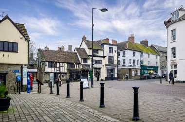18 Ocak 2025 'te High Street, Shaftesbury, Dorset boyunca batıya bakan manzara