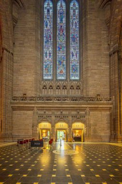 22 Mayıs 2024 'te Liverpool Katedrali, Liverpool, Merseyside, İngiltere' deki büyük vitraylı pencerelerin altındaki Welsford restoranı.