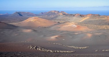 8 Şubat 2025 'te İspanya' nın Lanzarote kentindeki Timanfaya Ulusal Parkı 'nın volkanik manzarasının panoramik görüntüsü