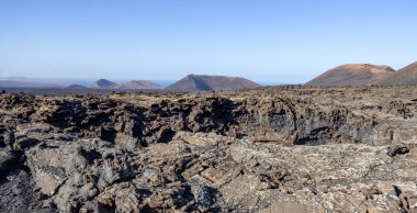 8 Şubat 2025 'te İspanya' nın Lanzarote kentindeki Timanfaya Ulusal Parkı 'nın volkanik manzarasının panoramik görüntüsü