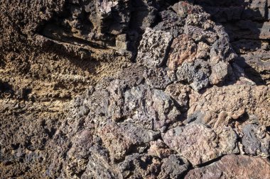 8 Şubat 2025 'te Timanfaya Ulusal Parkı, Lanzarote, Spaion' da birden fazla renk ve dokuma ile katılaşan bir lav akımını kapatın.