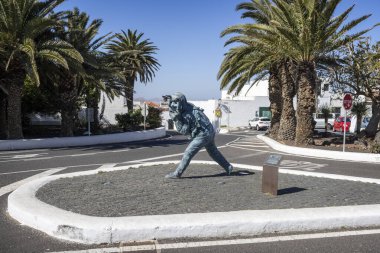 Teguise, Lanzarote, İspanya 'da 10 Şubat 2025 tarihinde boynuzlu maskeli Diabletlerin heykeli