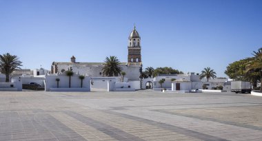 10 Şubat 2025 tarihinde İspanya 'nın Teguise şehrinde terk edilmiş bir pazar meydanı.