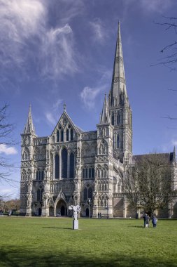 Salisbury Katedrali 'nde 2 Mart 2025 tarihinde Salisbury, Wiltshire, İngiltere' de Melekler Harmoni heykelinin önünde