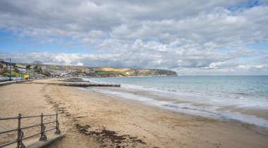 13 Mart 2025 'te Swanage, Dorset, İngiltere' de kuzeydoğuya bakan Swanage ve Bay manzarası